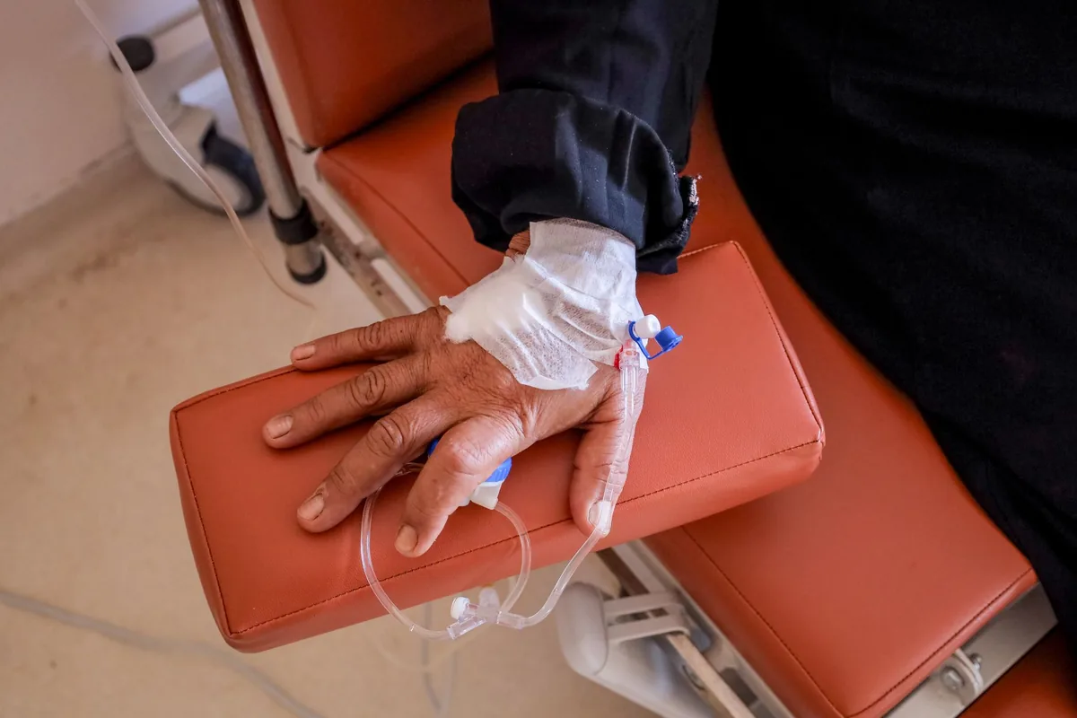Zavedená infuze v ruce ležícího pacienta